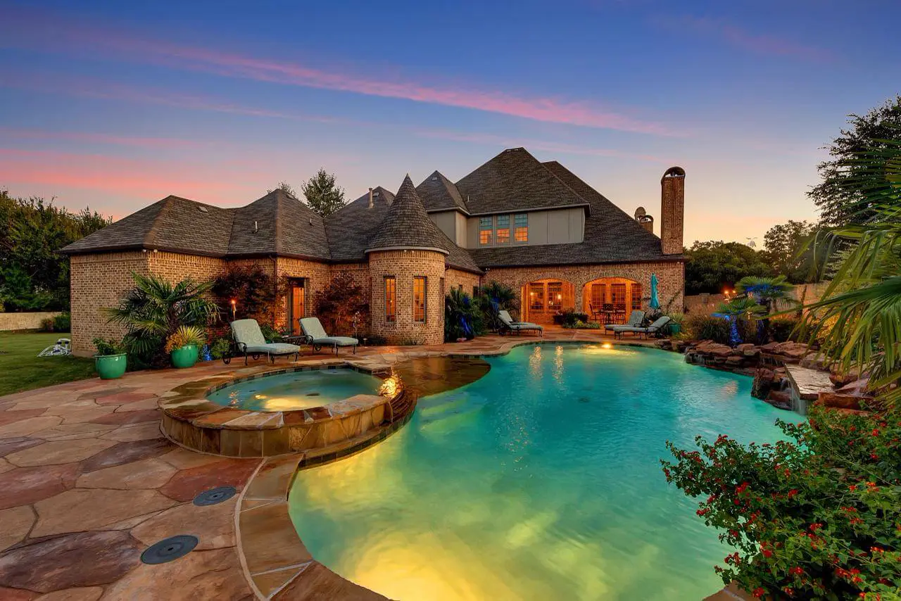 Custom pool and spa beside a lake in North Texas